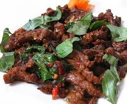Boeuf croustillant sauce ail, riz thaï
