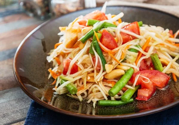 Salade de Papaye verte (som Tam), sauce maison prik