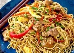 Nouilles thaï jaunes de blé sautées aux légumes 