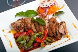 Canard croustillant, sauce ail, riz thaï