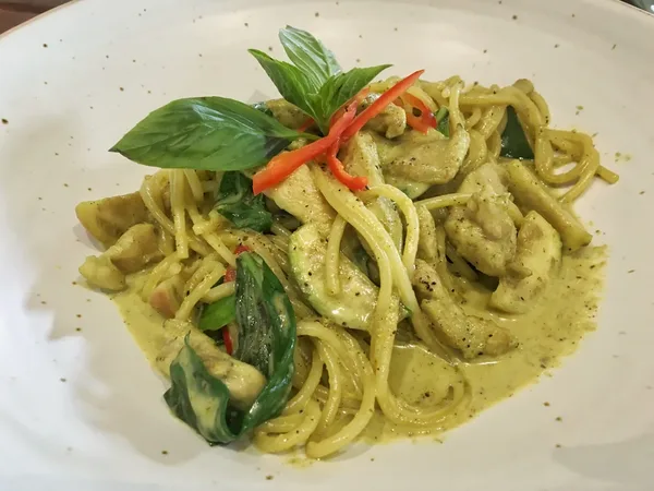nouilles de blé au poulet curry vert