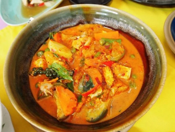 Légumes et tofu au curry rouge, riz thaï