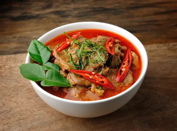 Poulet au curry Panang, riz thaï