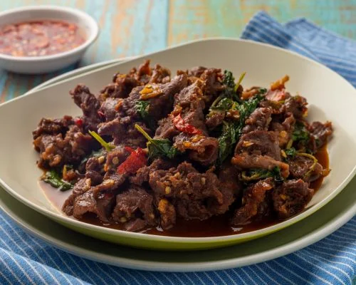 Boeuf sauté au basilic doux avec nouille de blé