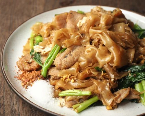 Nouilles larges de riz au poulet (Pad see ew kai)