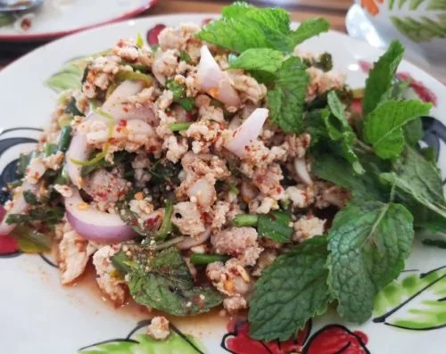 Haché de poulet avec riz thaï (laab Khai)