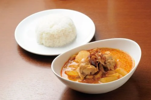Poulet au curry Matsamann, riz parfumé