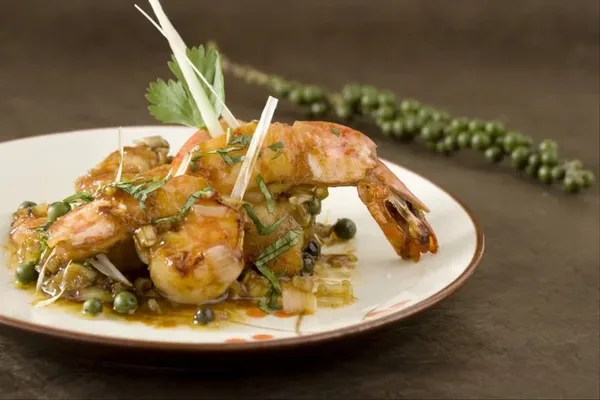 Crevettes sautées à la citronelle (kali), riz thaï