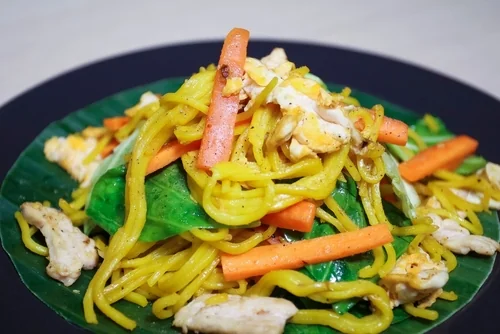 Nouilles jaunes de blé sautées  au poulet
