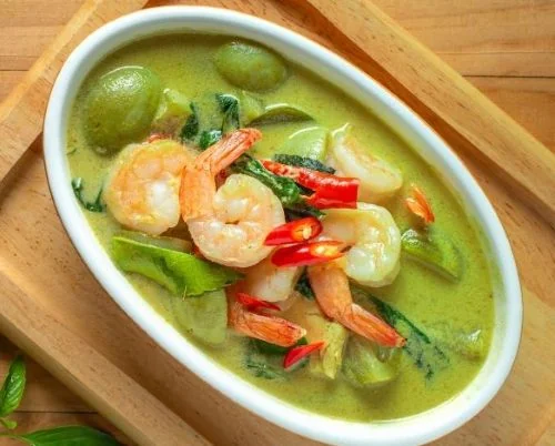 Crevettes au curry vert, riz thaï