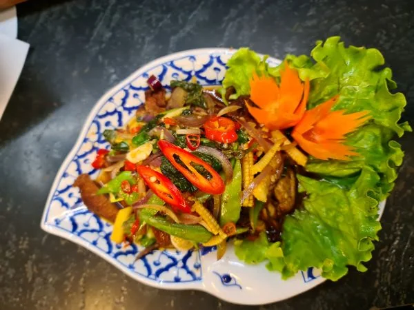 Canard sauté au basilic , riz Thaï