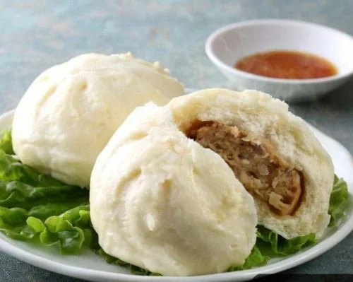Pains à la vapeur farcis au poulet (salapao)
