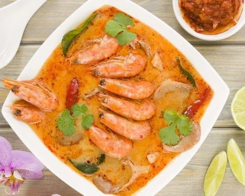 Crevettes au curry rouge, riz thaï