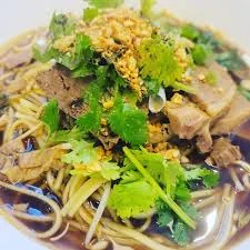 Canard sauté aux nouilles jaunes