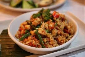 Poulet au Basilic Kaprao, riz thaï